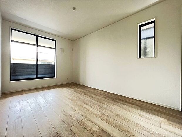 【同仕様写真(その他内観)】洋室7帖 収納スペース、バルコニーに面した2面採光仕様の明るいお部屋です(1号棟同仕様)