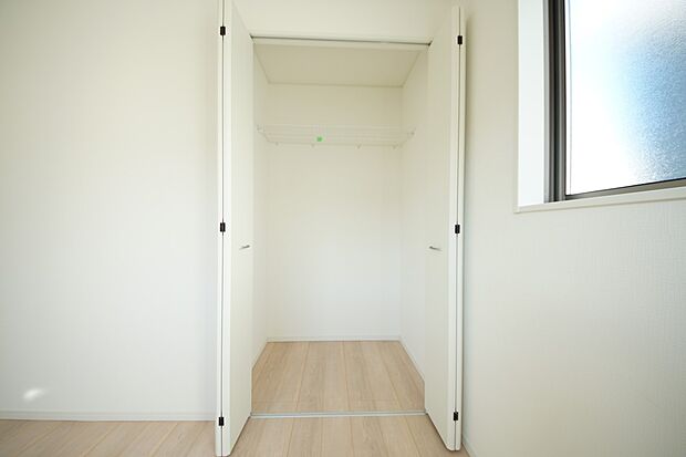 【同仕様写真(その他内観)】全居室収納完備(2号棟同仕様)