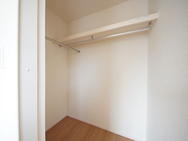 【同仕様写真(その他内観)】ハンガーパイプ付きのウォークインクローゼット(同仕様)