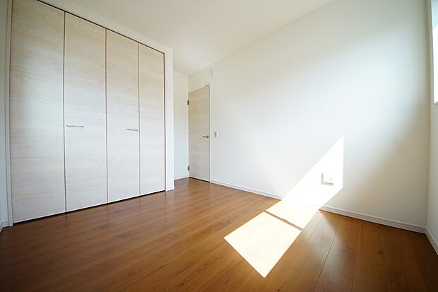 【同仕様写真(その他内観)】洋室5.2帖　クローゼット収納付の居室です（1号棟同仕様）