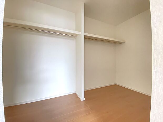 【同仕様写真(その他内観)】ハンガーパイプ付きのウォークインクローゼット（2号棟同仕様）