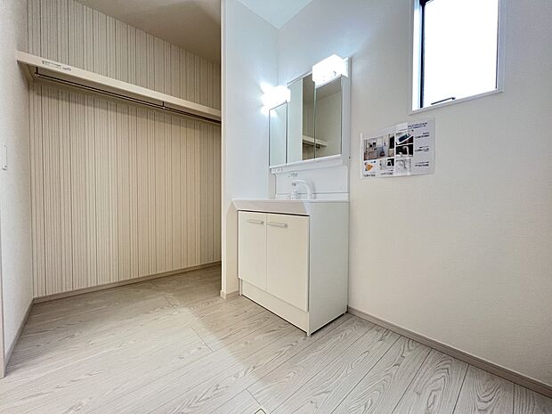 【同仕様写真(その他内観)】三面鏡仕様の洗面化粧台　リネンスペース付の脱衣所は広めの設計です（2号棟同仕様）