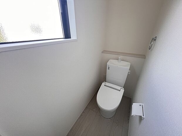 【その他内観】トイレは各階にご用意。ウォシュレット機能付き（2号棟同仕様）