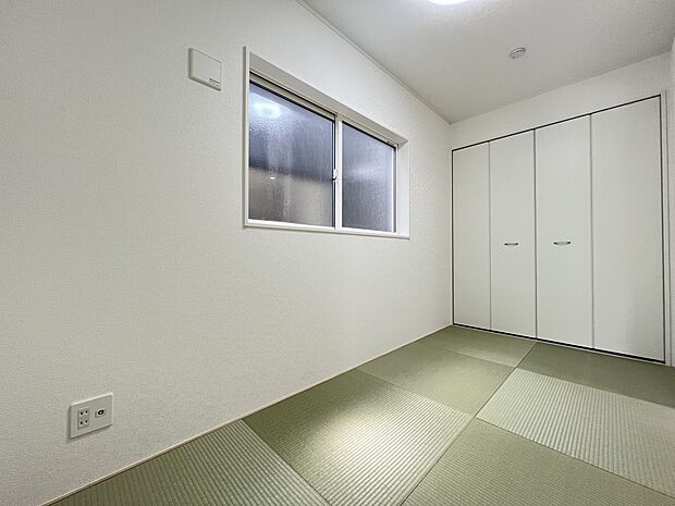 【同仕様写真(その他内観)】リビングから出入り可能な和室 ホッと一息つける癒しの空間です(2号棟同仕様)
