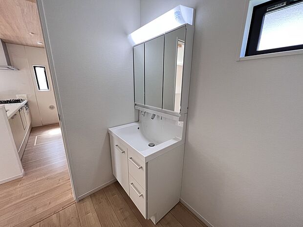 【同仕様写真(その他内観)】三面鏡仕様の洗面化粧台(1号棟同仕様)