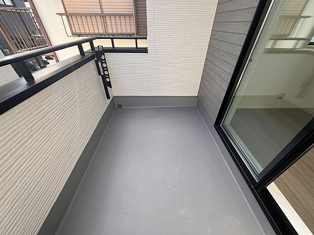 【同仕様写真(その他内観)】急な雨にも安心なインナータイプのバルコニー(A号棟同仕様)