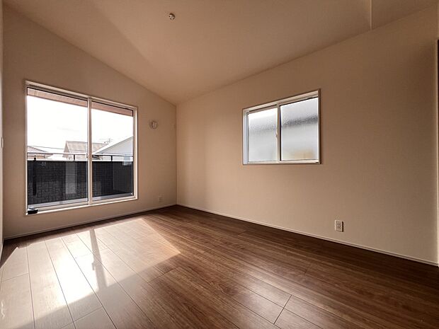 【洋室】洋室6.75帖　勾配天井仕様で開放感のあるお部屋に仕上がりました！バルコニーへの出入りも可能です(2号棟)