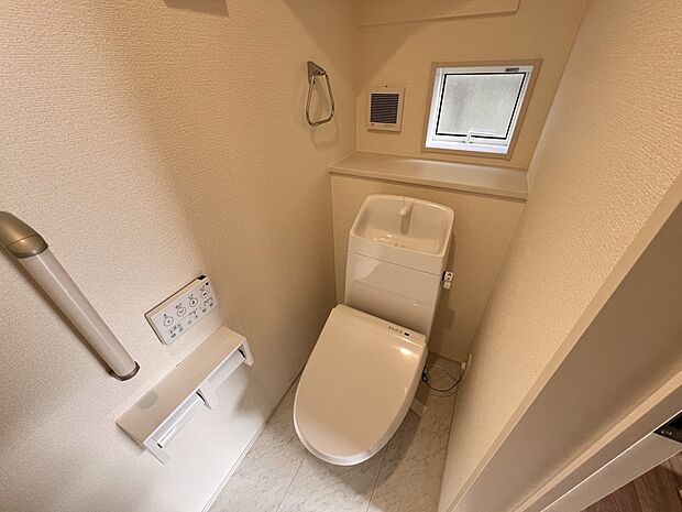 【トイレ】トイレは各階にご用意。ウォシュレット機能付き(2号棟)