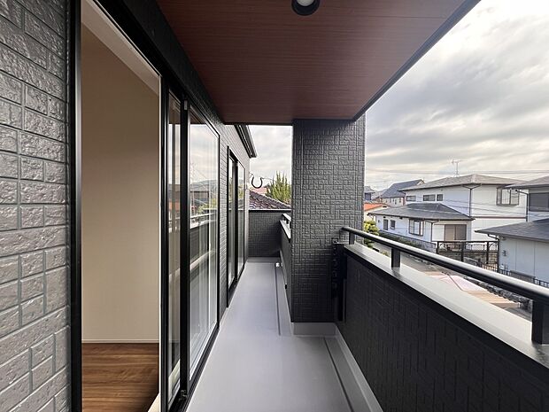 【バルコニー】日当たり良好の南向きバルコニー(2号棟)