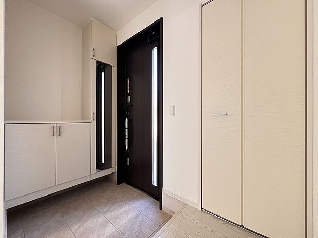 【玄関】シューズボックス付きの明るい玄関(1号棟)