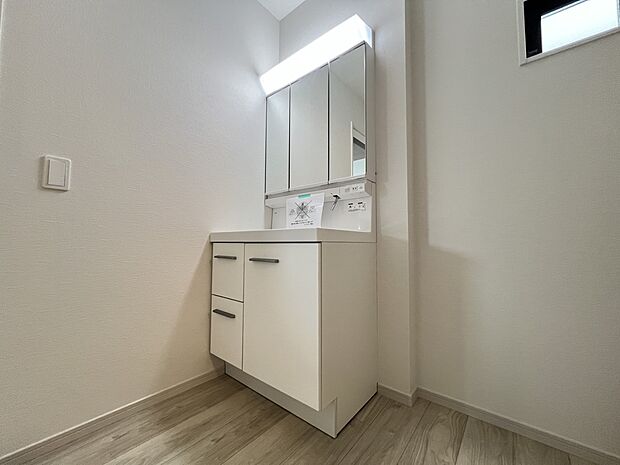 【同仕様写真(その他内観)】三面鏡仕様の洗面化粧台(同仕様)