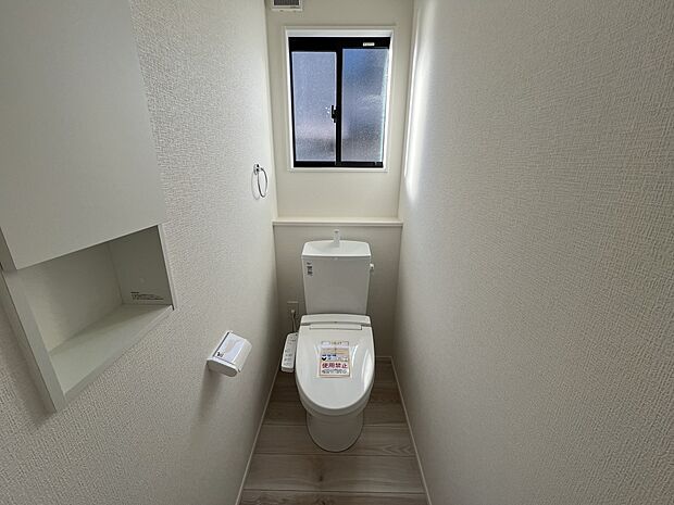 【トイレ】トイレは1、2階ともにございます。換気に便利な小窓も付いています