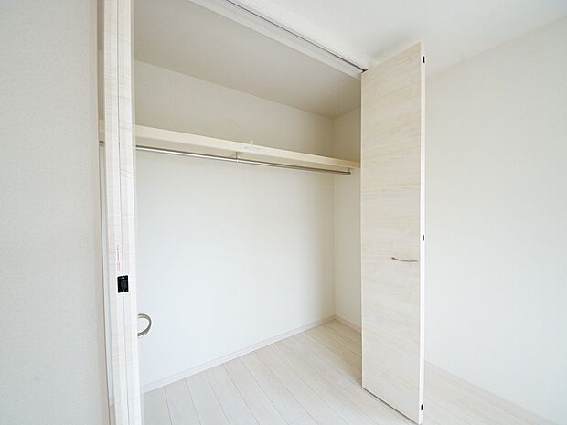 【同仕様写真(その他内観)】クローゼット収納(2号棟同仕様)