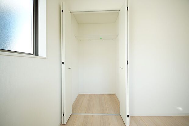 【同仕様写真(その他内観)】クローゼット収納(3号棟同仕様)