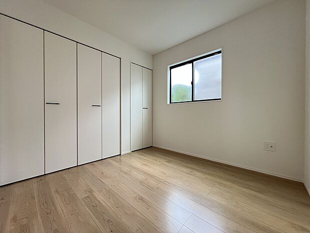 【洋室】洋室4.5帖　2面採光、収納スペース付きです(1号棟)