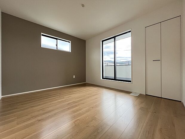 【洋室】洋室7帖　バルコニー、WIC付きのアクセントクロスがお洒落なお部屋です(1号棟)