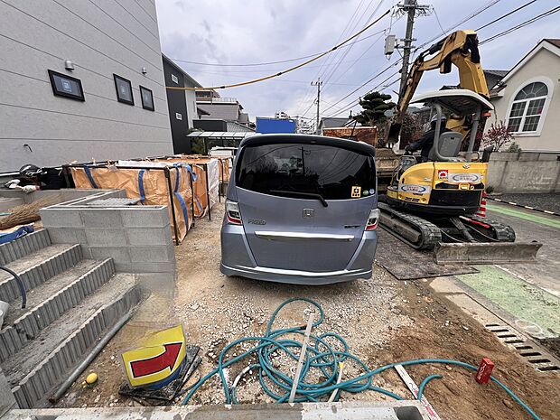 【駐車場】お車は2台並列で駐車可能です(1号棟)