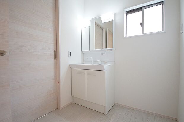 【同仕様写真(その他内観)】三面鏡仕様の洗面化粧台(同仕様)