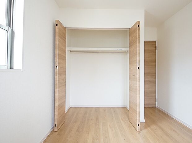 【同仕様写真(その他内観)】クローゼット収納(1号棟同仕様)