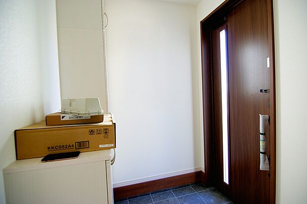 【同仕様写真(その他内観)】シューズボックス付の玄関スペース(2号棟同仕様)