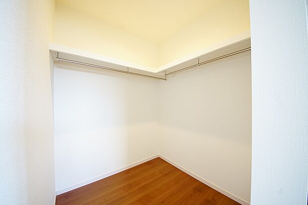 【同仕様写真(その他内観)】ハンガーパイプ付きのウォークインクローゼット(1号棟同仕様)