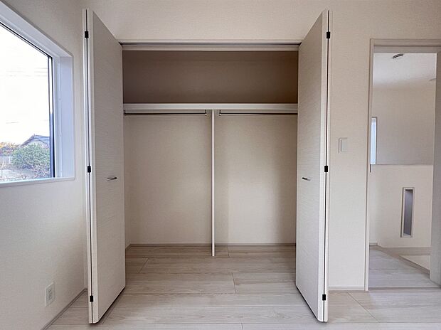 【同仕様写真(その他内観)】クローゼット収納(1号棟同仕様)