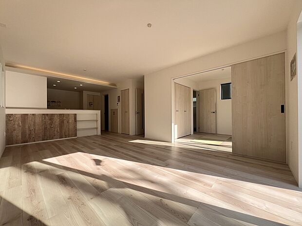 【リビング】LDK18.1帖　続き間の洋室付き　開放的な空間です