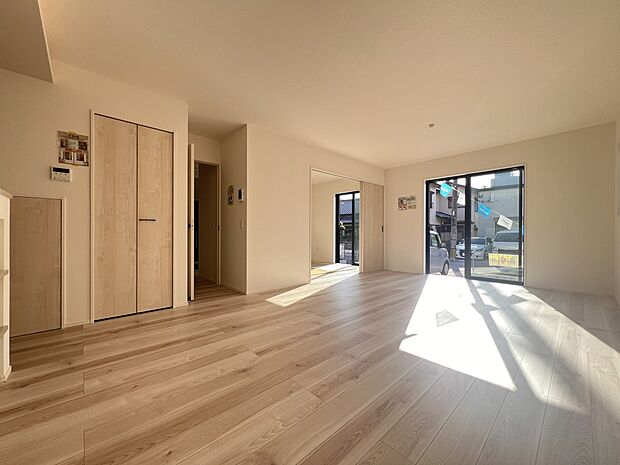 【リビング】LDK18.1帖　南西向きの掃き出し窓から明るい自然光を取り込みます