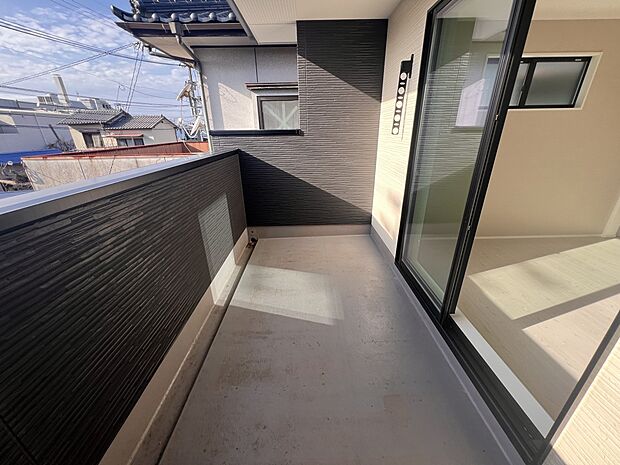 【バルコニー】南西向きのバルコニーは陽当たり良好！お洗濯もはかどります