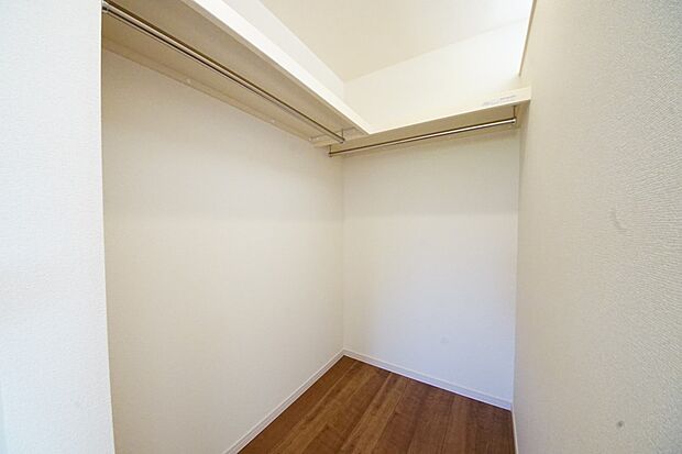 【同仕様写真(その他内観)】ハンガーパイプ付きのウォークインクローゼット(同仕様)