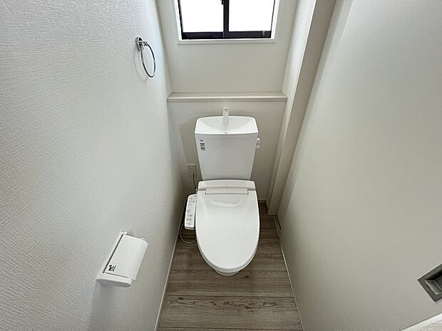 【トイレ】トイレは各階にご用意。ウォシュレット機能付き(1号棟)