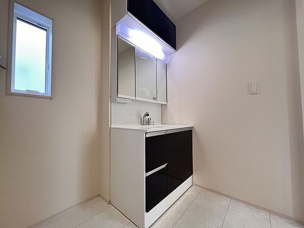 【洗面台・洗面所】洗面化粧台は三面鏡仕様で収納スペースもしっかり確保しております(2号棟)