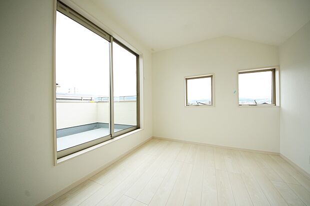 【同仕様写真(その他内観)】洋室7.7帖 WIC、バルコニー付きのお部屋です(1号棟同仕様)