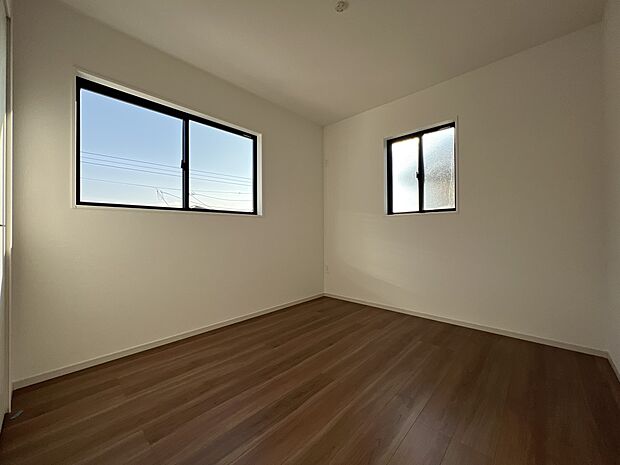 【同仕様写真(その他内観)】トイレは各階にご用意。ウォシュレット機能付き(同仕様)