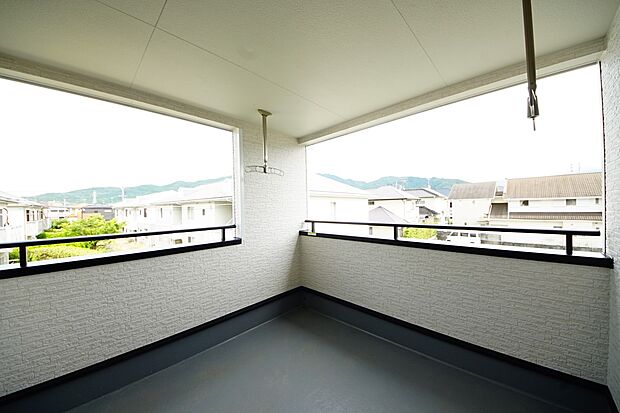 【同仕様写真(その他内観)】屋根付きのバルコニーは突然の雨でも安心です！(1号棟同仕様)