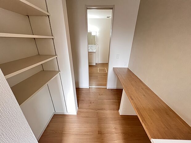 【収納】広々パントリー カウンターや可動棚付きです(7号棟)