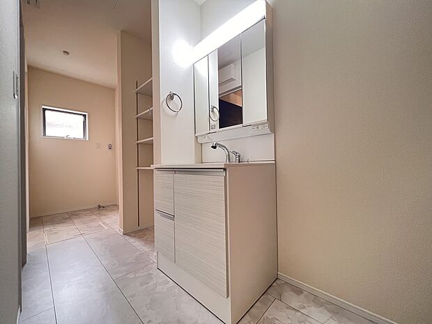 【洗面台・洗面所】三面鏡仕様の洗面化粧台(1号棟)