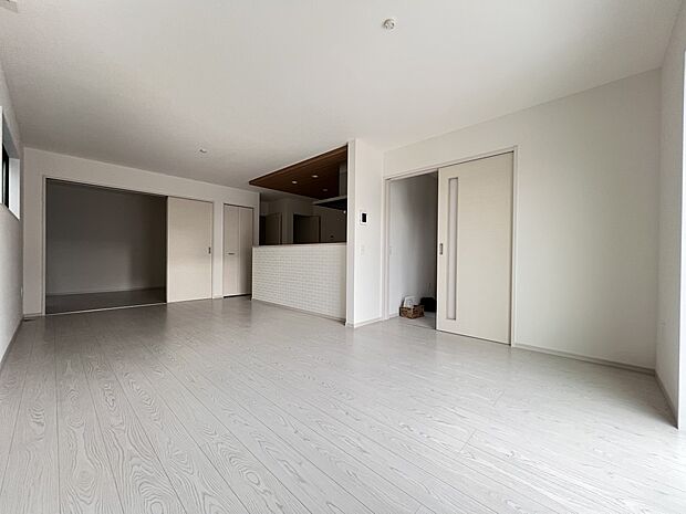 【リビング】LDK18.1帖 三面採光の明るい空間 是非現地でご体感ください(2号棟)