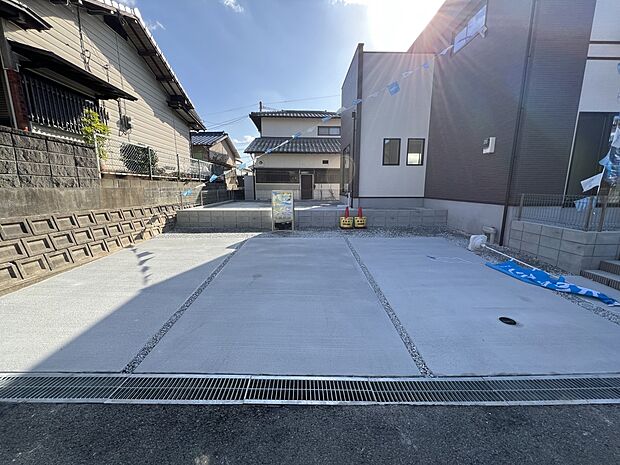 【駐車場】お車は3台並列で駐車可能です