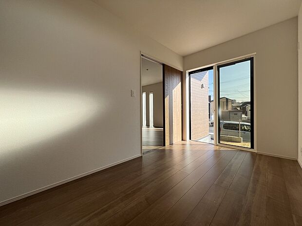 【洋室】リビング続き間の洋室5帖 クローゼット収納付き