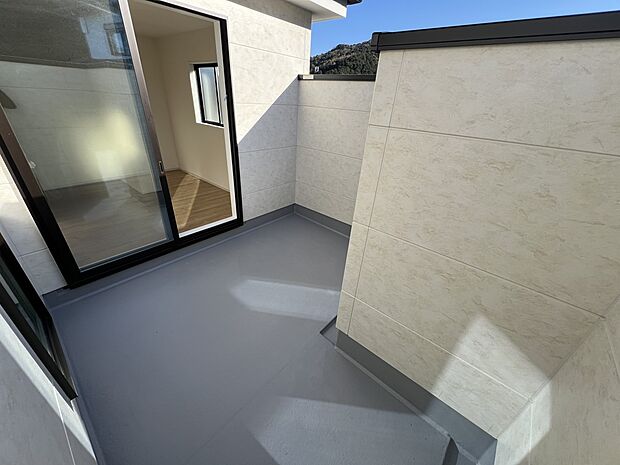 【バルコニー】6.4帖の洋室から出入り可能なバルコニー(1号棟)