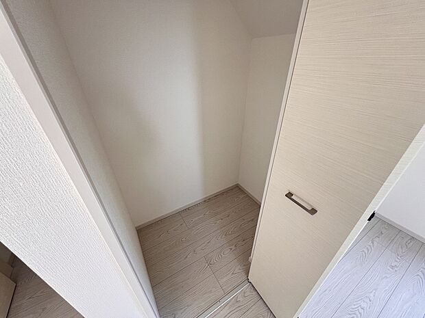 【同仕様写真(その他内観)】キッチン横 パントリー収納(同仕様)