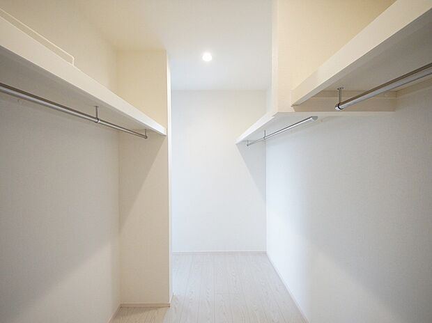 【同仕様写真(その他内観)】ハンガーパイプ付きのウォークインクローゼット(1号棟同仕様)