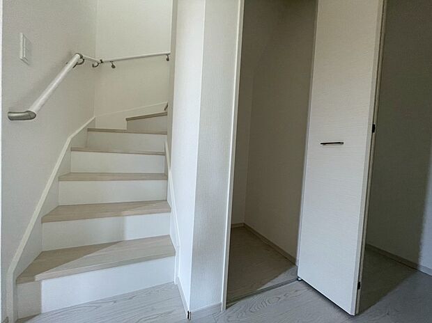 【収納】階段ホール　収納スペース