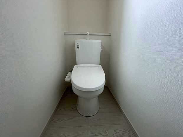 【トイレ】トイレは各階にご用意。ウォシュレット機能付き
