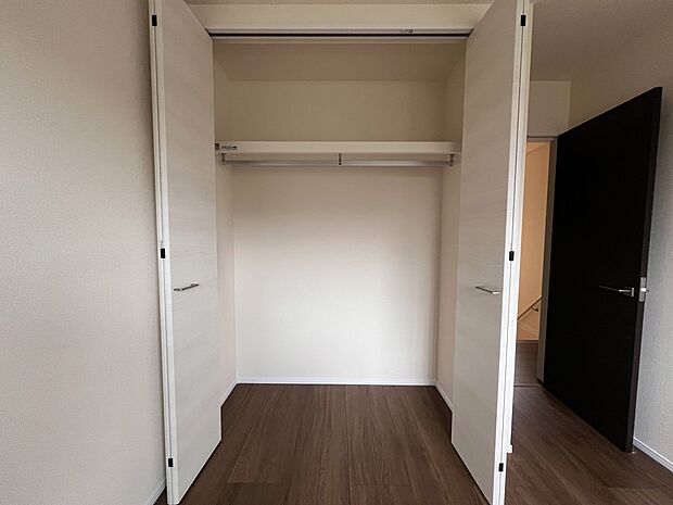 【同仕様写真(その他内観)】クローゼット収納(2号棟同仕様)