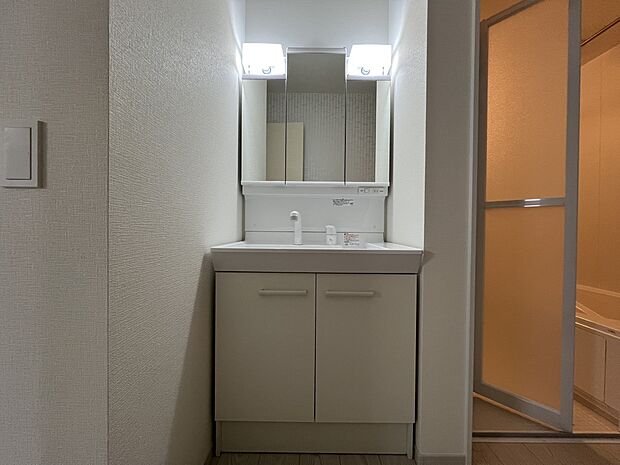 【洗面台・洗面所】三面鏡仕様の洗面化粧台(1号棟)