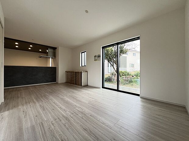 【リビング】リビングと洋室、合わせて22.5帖の空間です(1号棟)