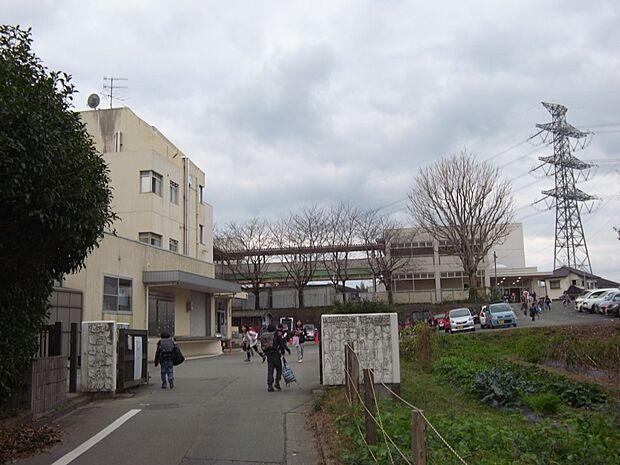 筑紫野市立筑紫小学校(約2,000m・徒歩25分)