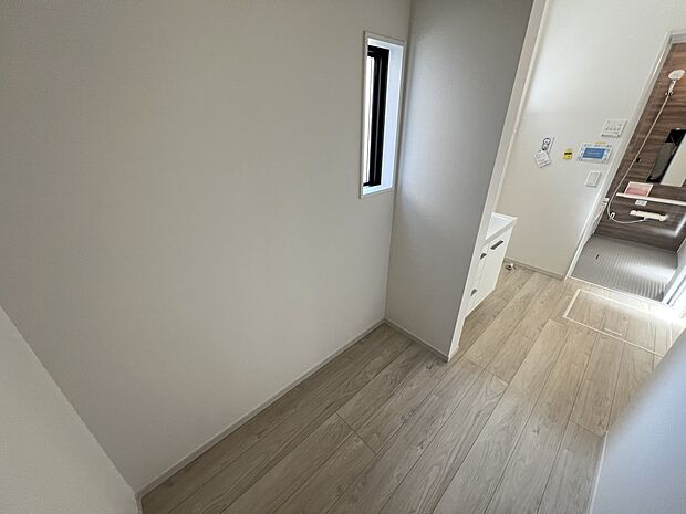 【洗面台・洗面所】脱衣室には収納に便利なスペースもご用意 換気にも小窓付きです(1号棟)